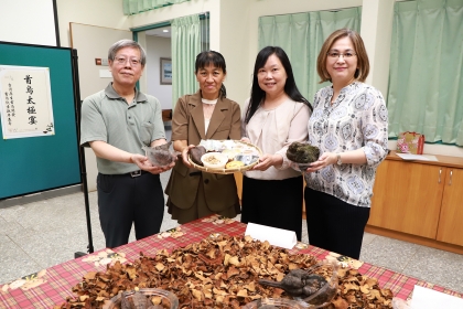 左至右：興大生技所曾志正教授、首烏的故鄉總經理陳思涵、獸醫學系陳文英教授、農藝學系楊靜瑩主任