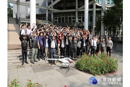 【台灣好新聞】上方無人機空拍，前又有一架無人機。林重鎣攝
