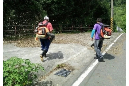 環保署今年公告，空品連兩天預測紅害，當地就不能做道路刨鋪、使用吹葉機等。