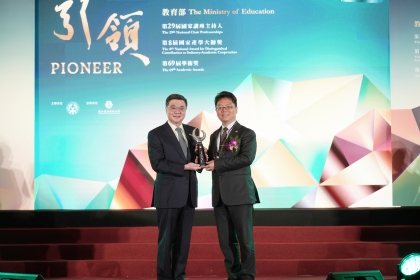 中興大學陳全木副校長（右）榮獲教育部第69屆學術獎，由行政院卓榮泰院長頒獎
