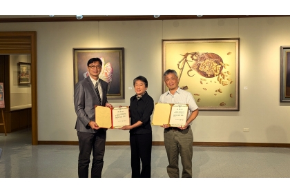 張照勤副校長（左）頒發感謝狀給展出藝術家
