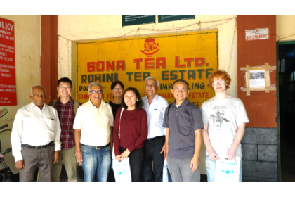Rohini茶廠的負責人（左三）與員工。
