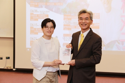 楊双子(左)贈書給興大,由薛富盛校長代表受贈