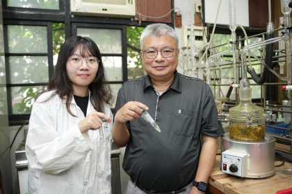 Dean Sheng-Yang Wang (right) and Dr. Mo-Rong Xu (left) led a study revealing that γ-terpinene extracted from citrus-processing waste can enhance mitochondrial bioenergetics and protect neuronal cells.