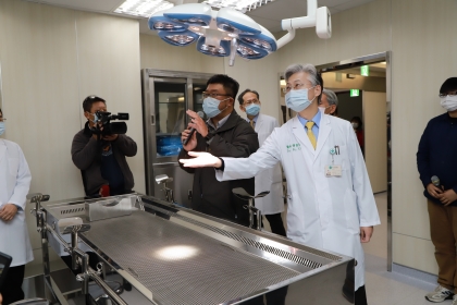2023年2月傅雲慶院長（右）出席興大與中榮大體解剖學實驗室揭牌儀式。