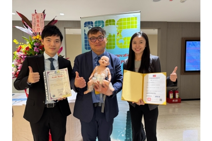 中興大學後醫學系副教授王偉勛的作品-「透光性髖關節吊帶:同步治療新生兒髖關節發育不良與黃疸之創新裝置」榮獲IIIC國際創新發明競賽金牌。