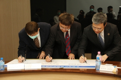 興大副校長詹富智（中）、BSI東北亞區總經理蒲樹盛（右）、八達創新科技董事長姚立和（左）簽約