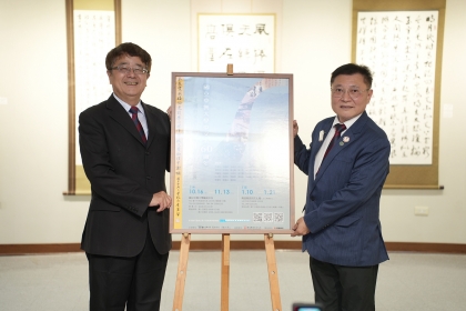 興大詹富智校長(左)頒發感謝狀給EMBA校友會林澤輝理事長(右)。