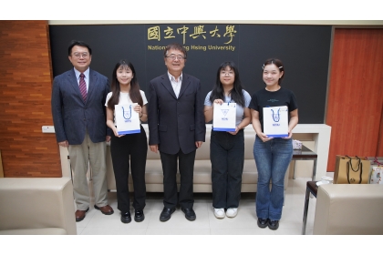 興大詹富智校長（中）、宋振銘研發長（左1）與114年度選送出國的電機系許芸甄同學（左2）、生科系黃詠歆同學（右1）及智慧創意工程學程洪莙茹同學（左2）合影