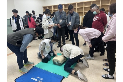 童綜合醫院醫師帶領中興大學後醫學系學生到德水園身心障礙教養院幫員工進行CPR教學... 童綜合醫院醫師帶領中興大學後醫學系學生到德水園身心障礙教養院幫員工進行CPR教學。童醫院／提供