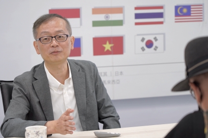 古博文以PM2.5對運動健康效益的影響為主題，展開一連串跨國研究，收納臺灣、英國、美國、丹麥、香港等地的健康資料庫，追蹤超過一百五十萬名成年人、長達十年的監測數據。他想找出PM2.5若是會影響運動的健康效益，開始影響的臨界值為何？ 攝影／張力予