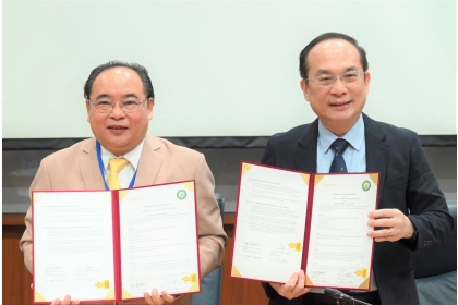 中興大學楊長賢副校長(右)與泰國湄州大學校長Dr.Weerapon Thongma(左)於14日簽屬續約MoU及交換生附約