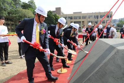 興大校長薛富盛（左3）、程泰集團董事長楊德華（左2）共同執鏟動土 (2)