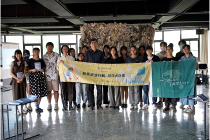 Vice President for International Affairs, NCHU, Dr. Chia-Lin Chang and Director of Division of International Education of Office of International Affairs, Dr. Kuo-Chih Liao with the trainees. 