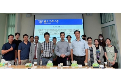 門敏納(左3)完成口試與口委合影留念, 指導教授劉沛棻(左4)
