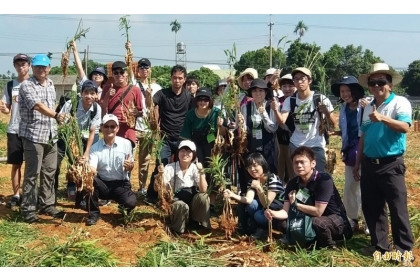 中興大學與姐妹校日本東京農業大學師生一行人，在南投縣名間鄉薑園觀摩後，大家一起開心合照。（記者謝介裕攝）