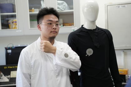 中興大學材料科學與工程學系團隊研發有聽覺的衣服 可聽診、溝通與AI聊天機器人對話