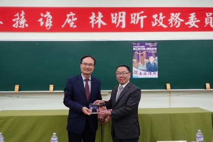 興大蔡清標副校長(左)頒發惠蓀講座紀念牌給行政院政務委員林明昕教授(右)