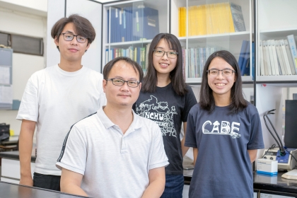 興大生命科學系莊銘豐助理教授（左2）研究團隊，左起為朱益賢、鐘容萱、吳安妮。