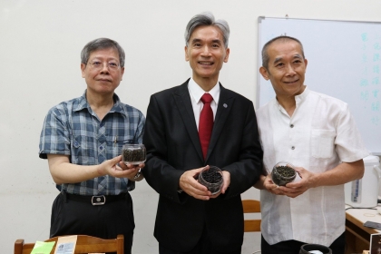 興大校長薛富盛（中）、生技所曾志正教授（左）與聯盟業者一起宣傳四季春所製成的烏龍茶，含有「茶飢素」證實能可誘導腦部釋放飢餓訊號。記者喻文玟／攝影