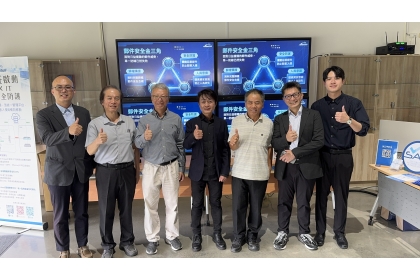 數位發展部資通安全署副署長周智禾（中）參觀中興大學智慧製造基地