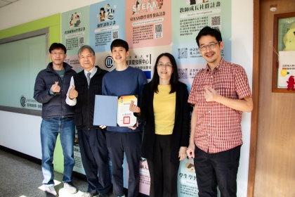 2025MOOCs標竿課程得獎教師資工系楊景明助理教授(中),與電資學院蔡清池院長(左2)、教務長張玉芳(右2)、教發中心劉沛棻主任(右1)、執行團隊林金賢技術師(左1)合影