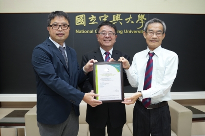 NCHU President Fuh-Jyh Jan (center), the current Director of the Experimental Forest Management Office, Professor Jyh-Horng Wu (left), and former Director, Professor Kun-Tsung Lu (right), pose for a group photo.