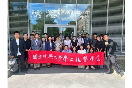 童醫院副院長蔡青劭與教學部主任吳再坤，帶領國立中興大學後醫系及國立成功大學醫學系師生到捷克進行國際學術與文化交流。童醫院／提供