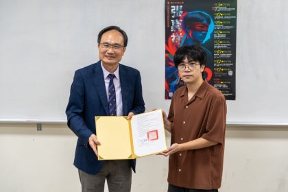 蔡清標副校長(左)頒發聘書「川流台灣文學駐校作家」張嘉祥