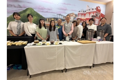 相距超過4000公里的台灣與印度,同樣擁有淵遠流長的飲茶文化,中興大學團隊4日將台灣茶藝帶到新德里,讓印度茶道愛好者感受「茶」不僅是技術,更是門藝術。中央社記者李晉緯新德里攝 115年8月5日