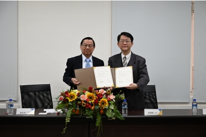 興大師資培育中心梁福鎭主任（右）與財團法人大漢工商教育基金會陳振貴博士代表簽署。