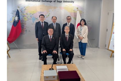 本校詹富智校長（前排左）及周濟眾副校長（後排左）拜會日本姊妹校佐賀大學兒玉浩明校長（前排右）