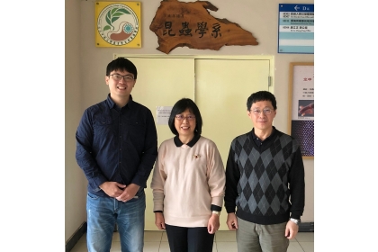 中興大學林幸助特聘教授(右)、楊曼妙教授(中)及廖一璋博士(左)共組研究團隊，建構後龍溪溪流生態系統之食物網模式