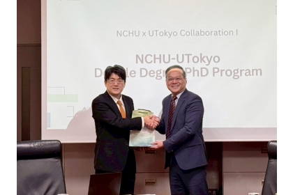 國立中興大學理學院黃家健院長(右) 與 東京大學理學院副校長Shin-ichi Ohkoshi (左) (前任理學院院長) 114年12月於日本東京大學理學院洽談雙聯博士學位合影