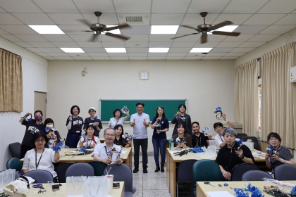 Participants join a horticultural therapy hands-on activity, gaining insight into NCHU’s teaching, research, and social engagement initiatives.