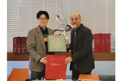 興大生科院黃介辰院長（右）與嘉基陳煒院長（左）簽署學術交流與技術合作協議。