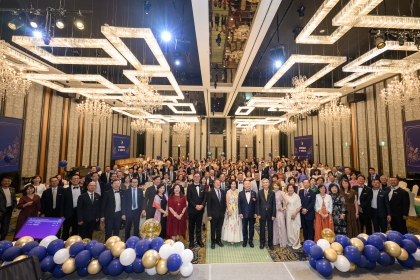 中興大學「中興層峰興學聯誼會」第一屆會員成立大會暨層峰交流之夜,全體與會師長、會員及寶眷合影。