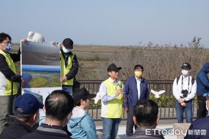 ▲台塑企業與中興大學全球變遷生物學研究中心、第四河川局及麥仔簝文化協會於7日在台塑麥寮園區北側濁水溪出海口辦理環境保育活動。（圖／記者蔡佩旻翻攝）