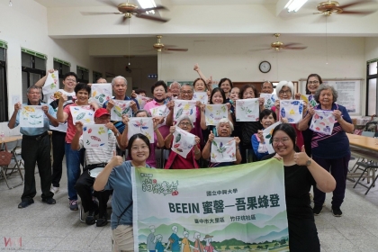 團隊在社區開辦綠色照顧課程，帶長輩用雙手將花葉紋理印在布料上，邀請他們換個角度欣賞形狀與色彩的作品。(圖/記者廖妙茜翻攝)