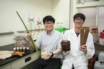 中興大學森林學系教授陳奕君（左）、大學生董浩悅（右）展示由香蕉廢棄物製成的環保發泡材料