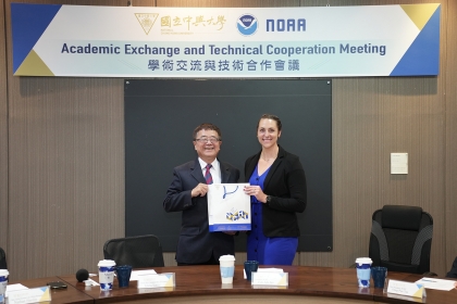 興大詹富智校長(左)致贈紀念品給NOAA國際處處長 Alicia Sorcic(右)