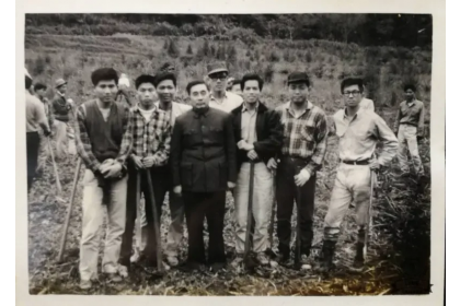 1965年森林系教授劉慎孝帶森林系學生至新化林場進行「經營學」實習。圖/新化林場提供