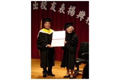 2009年齊老師獲頒中興大學名譽文學博士學位。