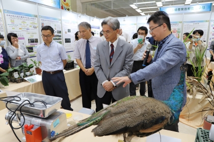 陳全木院長（右1）介紹鳥禽遺傳資源暨動物生技研究中心成果