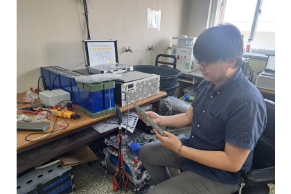 施武陽副教授專利研發「電動車電池回收利用與水處理節能產業」技術已實際應用於產業中。圖/謝易晏