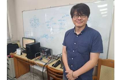施武陽副教授開發回收電動車動力電池管理技術運用於農業環境多樣化場域；並透過最佳化模擬分析技術，協助海水淡化場域與再生水廠進行自動化節能，預估每廠每月平均節省至少10%數十萬電費並可延長高單價膜壽命。圖/謝易晏