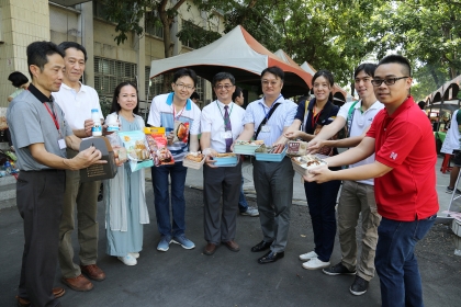 系友祥圃實業股份有限公司、台灣卜蜂企業股份公司、久峰農業科技行銷公司、中美嘉吉股份有限公司及國立中興大學畜產試驗場共同擺攤，讓大家免費吃到飽