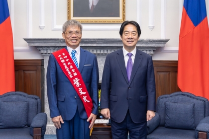 興大昆蟲學系葉文斌教授兼系主任（左）榮獲「第49屆全國十大傑出農業專家」，日前獲賴清德總統接見。