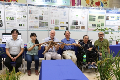 「前瞻植物生技研究中心」由葉錫東院士（右3）統籌，結合玉山學者Dr. W. Gruissem（左3）、王強生教授（右2）等團隊。