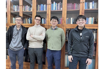 物理系陳信良助理教授（左一）與英國布里斯托爾大學(Bristol University)的謝忠耘博士（右一）